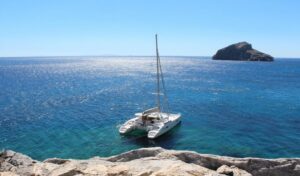 Une croisière en Grèce : pourquoi le catamaran vous offrira une expérience exceptionnelle ?