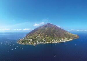 Les Îles Éoliennes : Un paradis volcanique en Sicile
