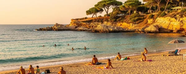 Plage méditerranéenne tranquille au Lavandou en septembre avec eau turquoise et pins parasols